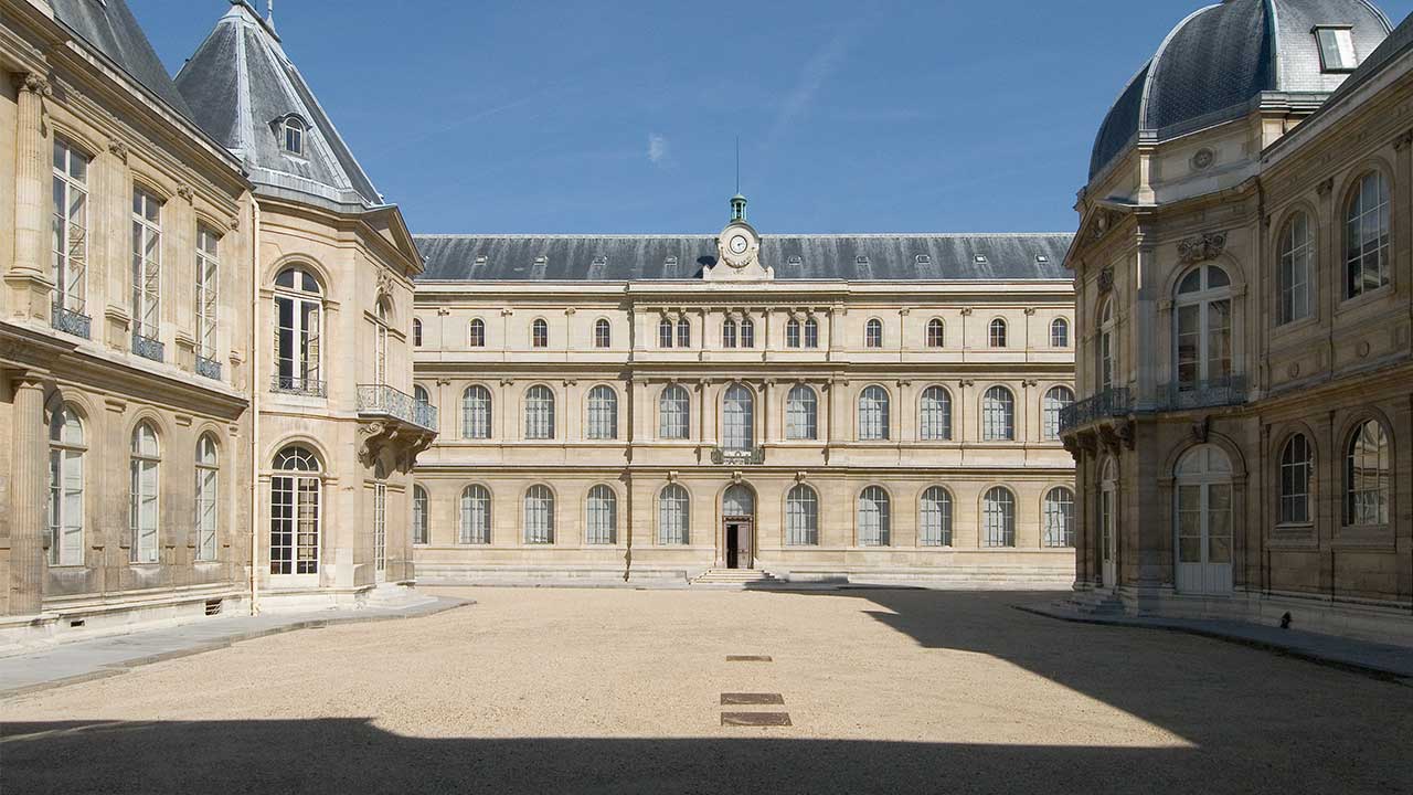 La cour des Grands Dépôts des Archives nationales.