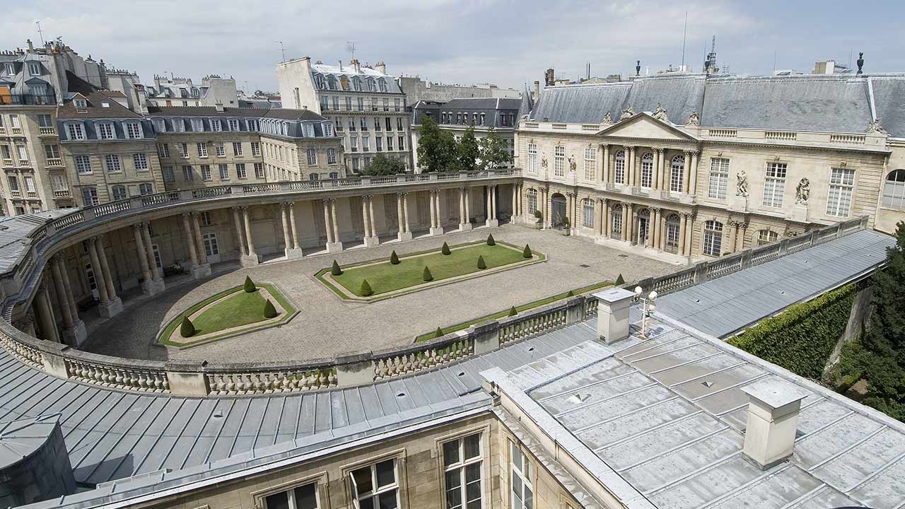 La cour d’honneur de l’hôtel de Soubise vue de l’hôtel d’Assy. 