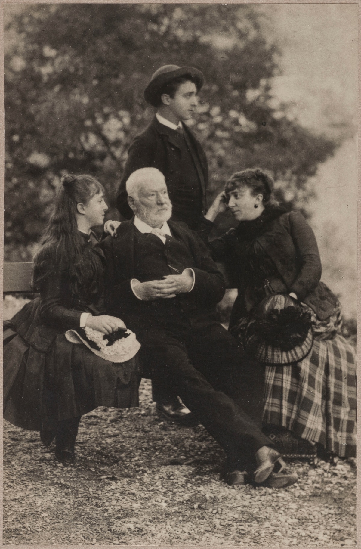 Victor Hugo en famille à Bad Ragaz en Suisse [Victor Hugo au centre, sa petite-fille Jeanne à gauche, son petit-fils Georges derrière lui et Alice Lockroy], photographie de Fischer frères, été 1884 Maison de Victor Hugo - Hauteville House, 2645