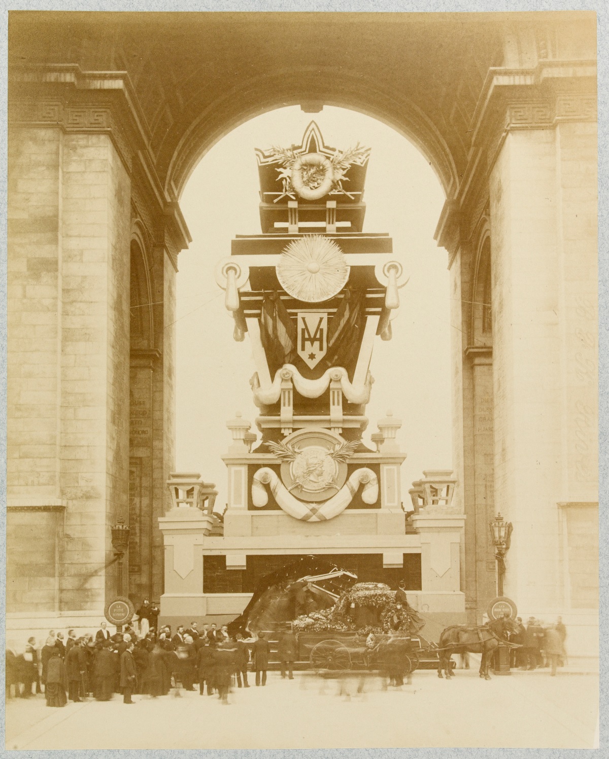 Arrivée du cercueil devant le catafalque situé sous l’Arc de Triomphe, 31 mai 1885 Maison de Victor Hugo - Hauteville House, 4241