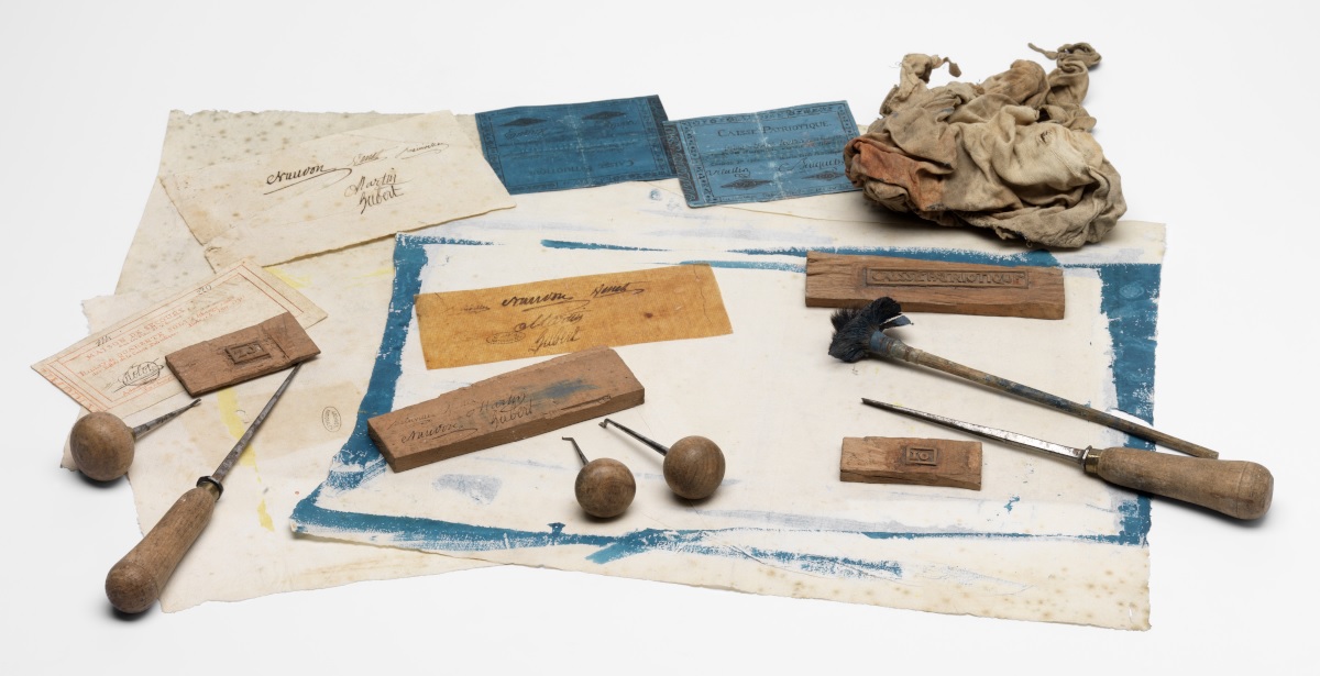 Panoplie de faussaire pour la réalisation de faux bons de la Caisse patriotique, faux assignats et autres faux, 1790-1792 Archives nationales, Z/3/102