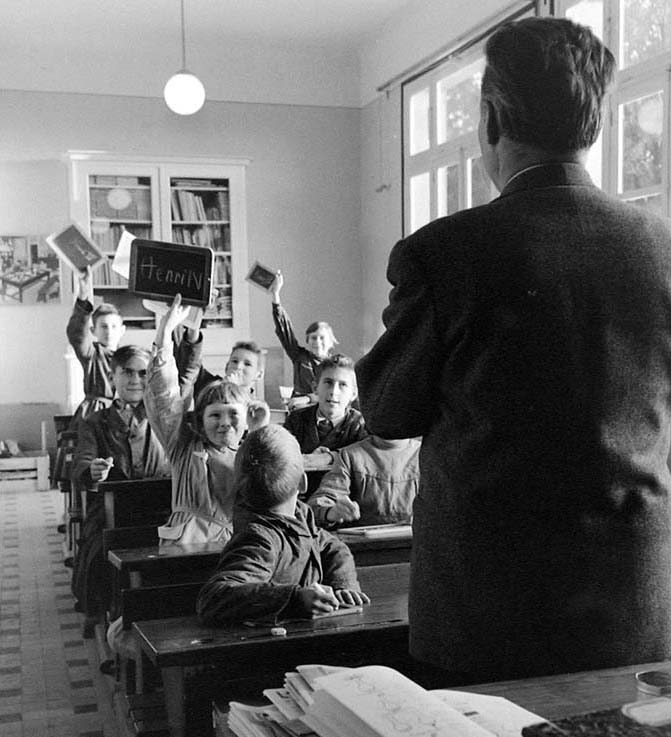   Jean Suquet, Scène scolaire lors d'une inspection primaire en Côte d'Or, 1956 ; 1978.05290.909. © Réseau Canopé - Musée national de l'éducation