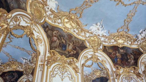 La visite de l’hôtel de Soubise permet aux élèves de découvrir les caractéristiques de l’architecture et des décors d’une demeure princière au XVIIIe siècle.