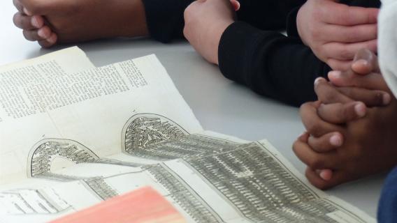 À partir de l’observation de journaux de bord de navires du XVIIIe siècle, les élèves repèrent les traces des campagnes de traite négrière À partir de l’observation de journaux de bord de navires du XVIIIe siècle, les élèves repèrent les traces des campagnes de traite négrière