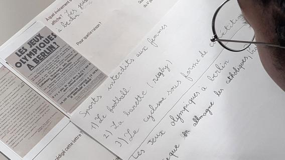 Le sport tient une place essentielle dans l’évolution sociétale du XXe siècle. Au fil de la réalisation d’un album de vignettes, les élèves découvrent les archives et explorent les différentes thématiques attachées à l’histoire du sport Le sport tient une place essentielle dans l’évolution sociétale du XXe siècle. Au fil de la réalisation d’un album de vignettes, les élèves découvrent les archives et explorent les différentes thématiques attachées à l’histoire du sport