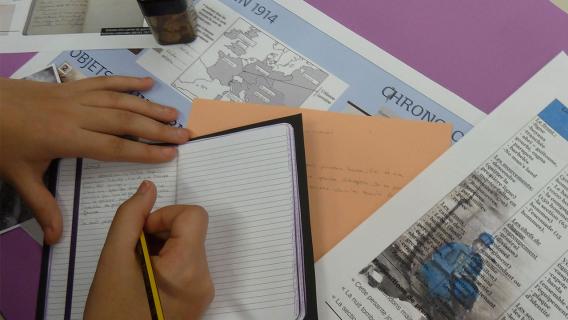 Les élèves découvrent le parcours d’un soldat à la lecture de documents officiels, mis en perspective avec les cartes postales envoyées à sa famille. Les élèves découvrent le parcours d’un soldat à la lecture de documents officiels, mis en perspective avec les cartes postales envoyées à sa famille.