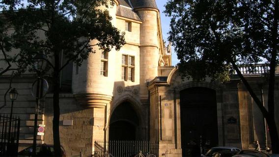 Ce parcours urbain, dans le cœur du quartier du Marais, propose aux élèves une exploration des vestiges du Paris médiéval et de son organisation spatiale au gré de la construction des enceintes. Ce parcours urbain, dans le cœur du quartier du Marais, propose aux élèves une exploration des vestiges du Paris médiéval et de son organisation spatiale au gré de la construction des enceintes.