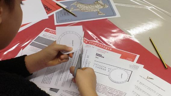 Les élèves construisent un cadran d’Alberti et apprennent à chiffrer un message. Les élèves construisent un cadran d’Alberti et apprennent à chiffrer un message.
