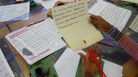 Les élèves s’exercent concrètement au travail de transcription, de traduction et d’analyse des textes. Les élèves s’exercent concrètement au travail de transcription, de traduction et d’analyse des textes.