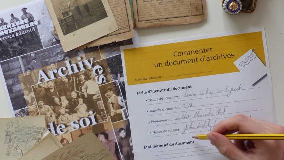 Les élèves sont invités en amont de l’atelier à faire le choix, avec leur famille, d’un document qui incarne leur histoire personnelle ou familiale. Les élèves sont invités en amont de l’atelier à faire le choix, avec leur famille, d’un document qui incarne leur histoire personnelle ou familiale.