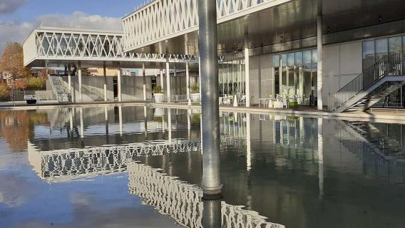 Les élèves découvrent l’architecture du bâtiment des Archives nationales conçu par Massimiliano Fuksas. Les élèves découvrent l’architecture du bâtiment des Archives nationales conçu par Massimiliano Fuksas.