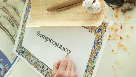 Les élèves découvrent les supports et les différentes écritures en usage à l’époque médiévale. Les élèves découvrent les supports et les différentes écritures en usage à l’époque médiévale.