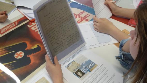 Sous la forme d’un atelier d’écriture, les élèves s’emparent de cet itinéraire, de l’engagement dans la Résistance au retour de déportation. Sous la forme d’un atelier d’écriture, les élèves s’emparent de cet itinéraire, de l’engagement dans la Résistance au retour de déportation.