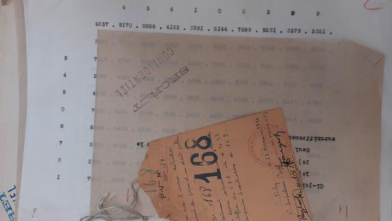 Scellé sur un dossier de chiffrement du CIE, 1944. Scellé sur un dossier de chiffrement du CIE, 1944.