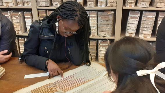 Une élève lit un document Une élève lit un document