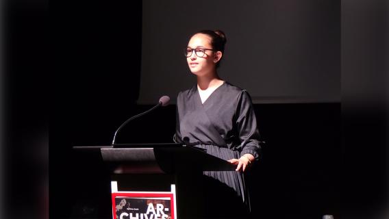 Jeune oratrice lors d'une restitution du projet "Archives et moi"
