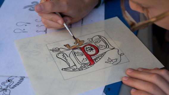 Atelier "Lettrines médiévales". © Pôle image/N. Dion 