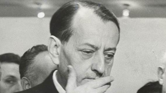 Photo en gros plan sur le visage d'Andre Malraux