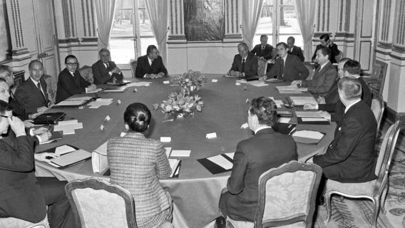 Photographie en noir et blanc du conseil des ministres le 31 mars 1977 Archives nationales, cote AG/5(3)/3501, reportage 3473 Photographie en noir et blanc du conseil des ministres le 31 mars 1977. Les différents ministres sont assis autour de la table ovale, présidée par le président Valéry Giscard d'Estaing. En premier plan de dos, on reconnaît la ministre de la Santé Simone Veil, seule femme de l'assemblée.