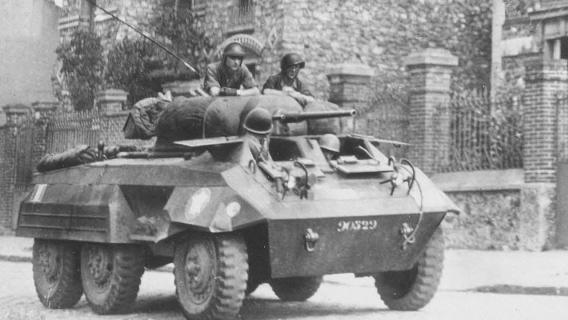 Photographie d'un char lors de la Libération de Paris (1944), Archives nationales, cote 72AJ/2499. Photographie en noir et blanc d'un char militaire lors de la Libération de Paris, avec quatre soldats (1944).