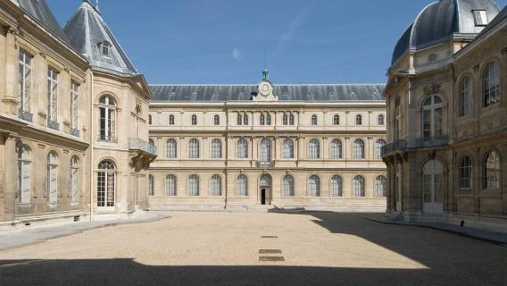 Cour des Grands Dépôts - Paris Vue façade de la cour des Grands Dépôts - Paris