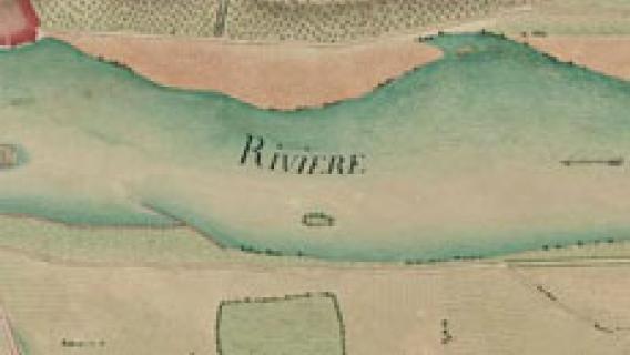 Gros plan d’une carte ancienne : on voit indiquée le mot rivière. Le cours d’eau est figuré en vert émeraude. Les rives sont en beiges. Gros plan d’une carte ancienne : on voit indiquée le mot rivière. Le cours d’eau est figuré en vert émeraude. Les rives sont en beiges.
