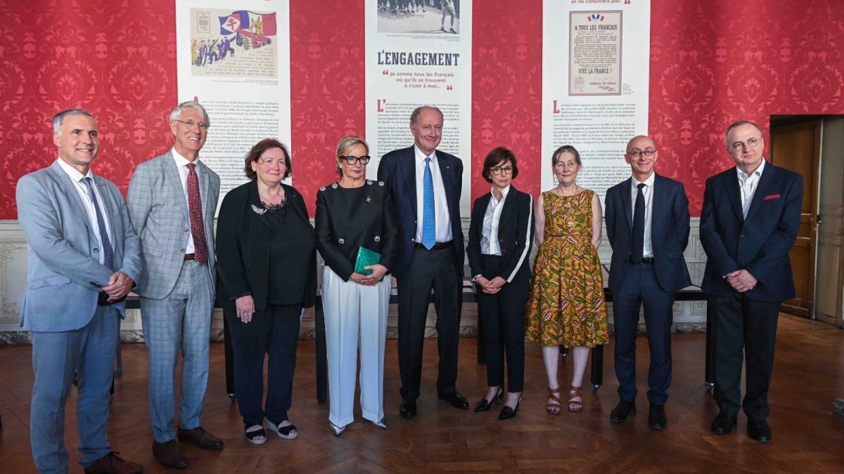 Des personnalités invitées à l'inauguration sont alignées, autour du petit-fils du général de Gaulle et de la ministre de la Culture, dans la salle où est exposé le discours manuscrit de l'Appel du 18 juin.