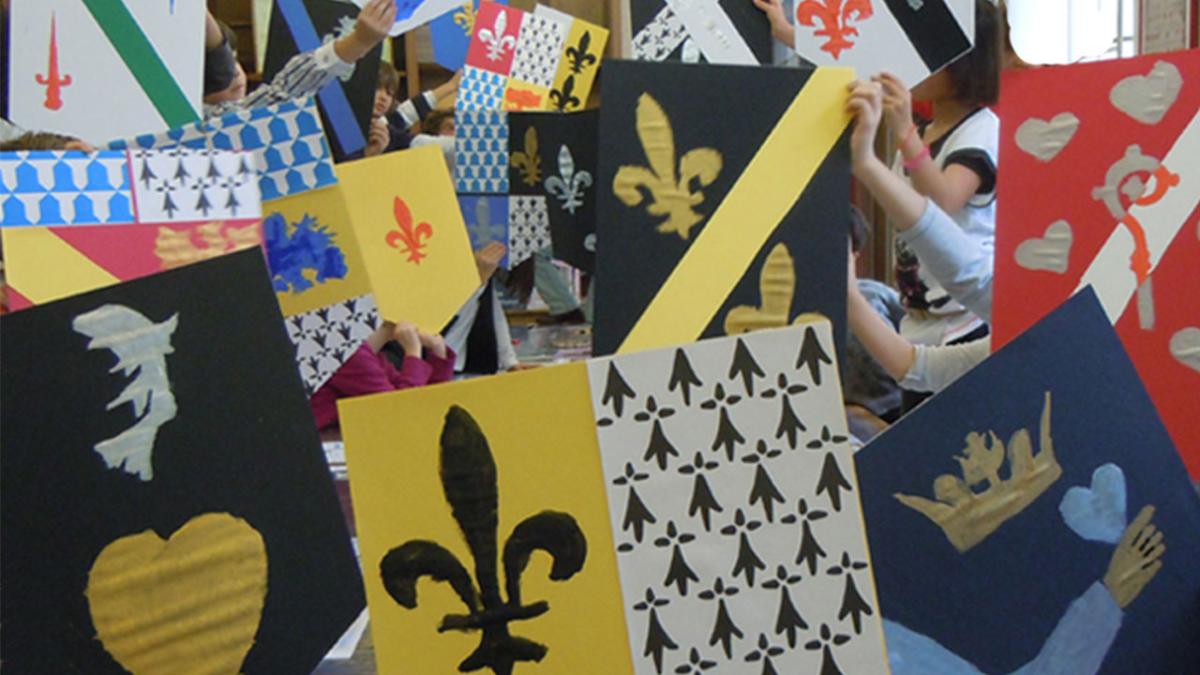  Les élèves découvrent un langage, une symbolique et des règles spécifiques, puis ils conçoivent leur propre blason.