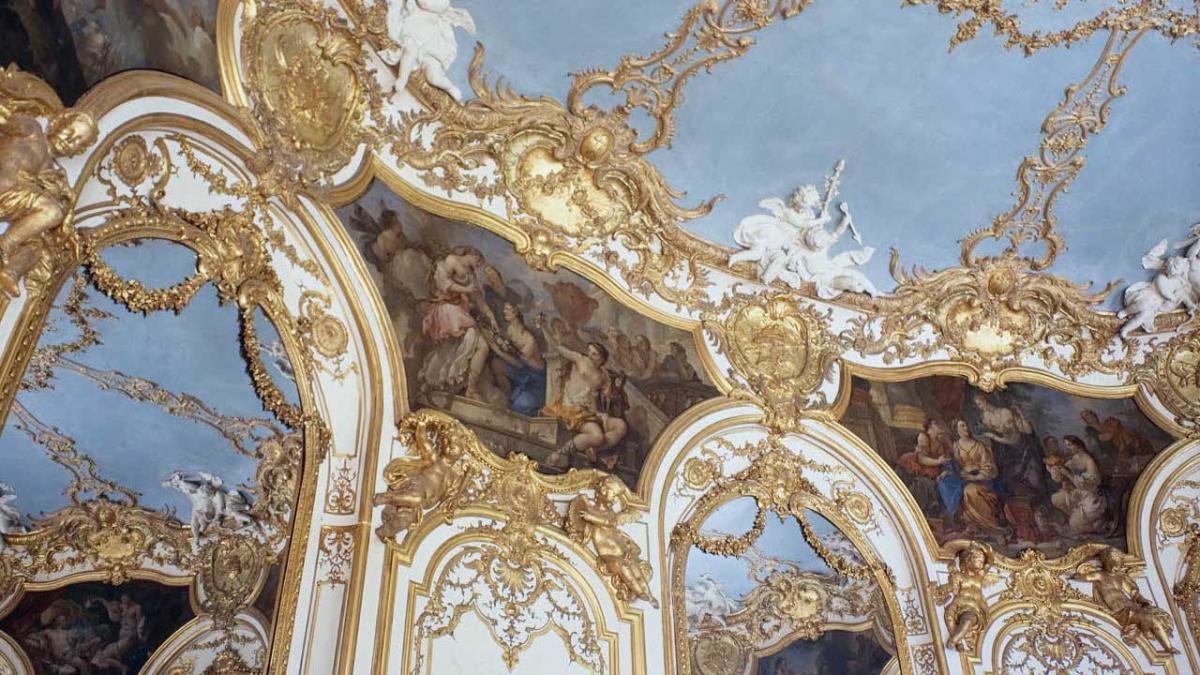 La visite de l’hôtel de Soubise permet aux élèves de découvrir les caractéristiques de l’architecture et des décors d’une demeure princière au XVIIIe siècle.