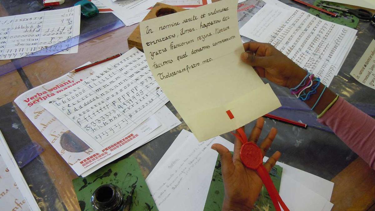 Les élèves s’exercent concrètement au travail de transcription, de traduction et d’analyse des textes.