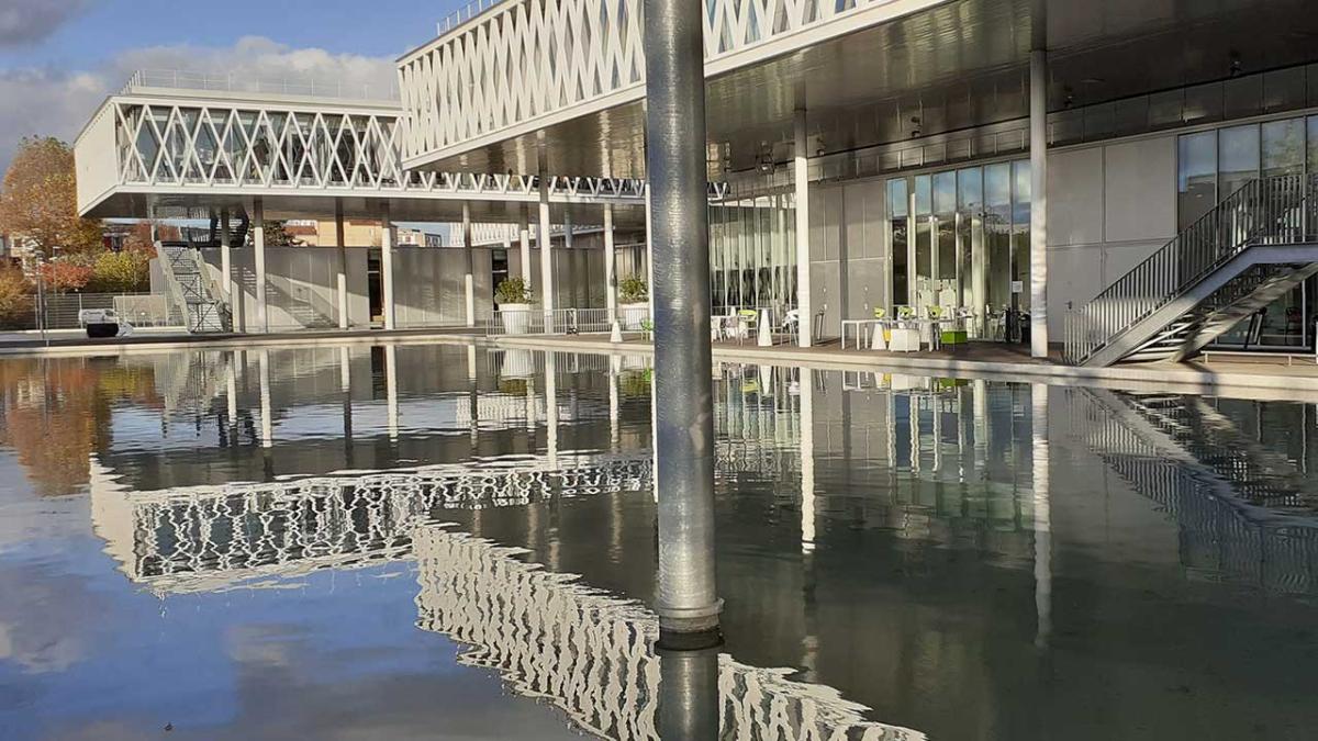 Les élèves découvrent l’architecture du bâtiment des Archives nationales conçu par Massimiliano Fuksas. 