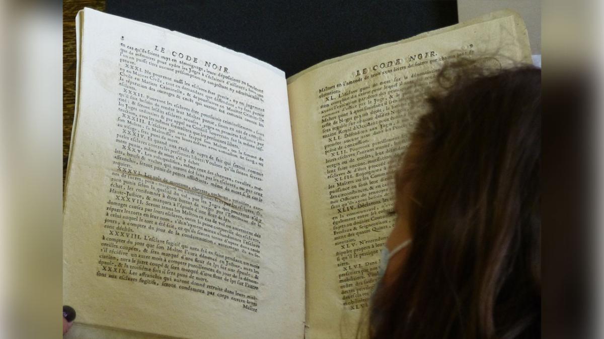 L’observation de journaux de bord de navires négriers du XVIIIe siècle permet aux élèves de prendre conscience des enjeux commerciaux, économiques et internationaux de la traite.