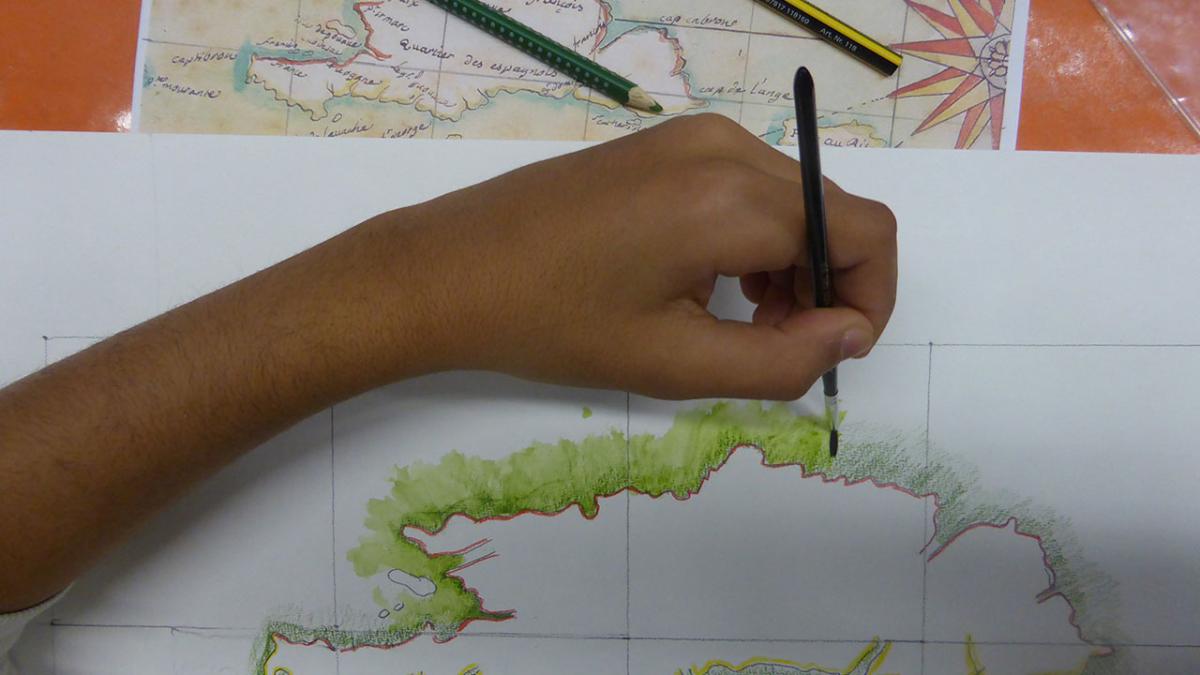Les élèves reproduisent une carte par homothétie, à l’aquarelle et à l’encre.