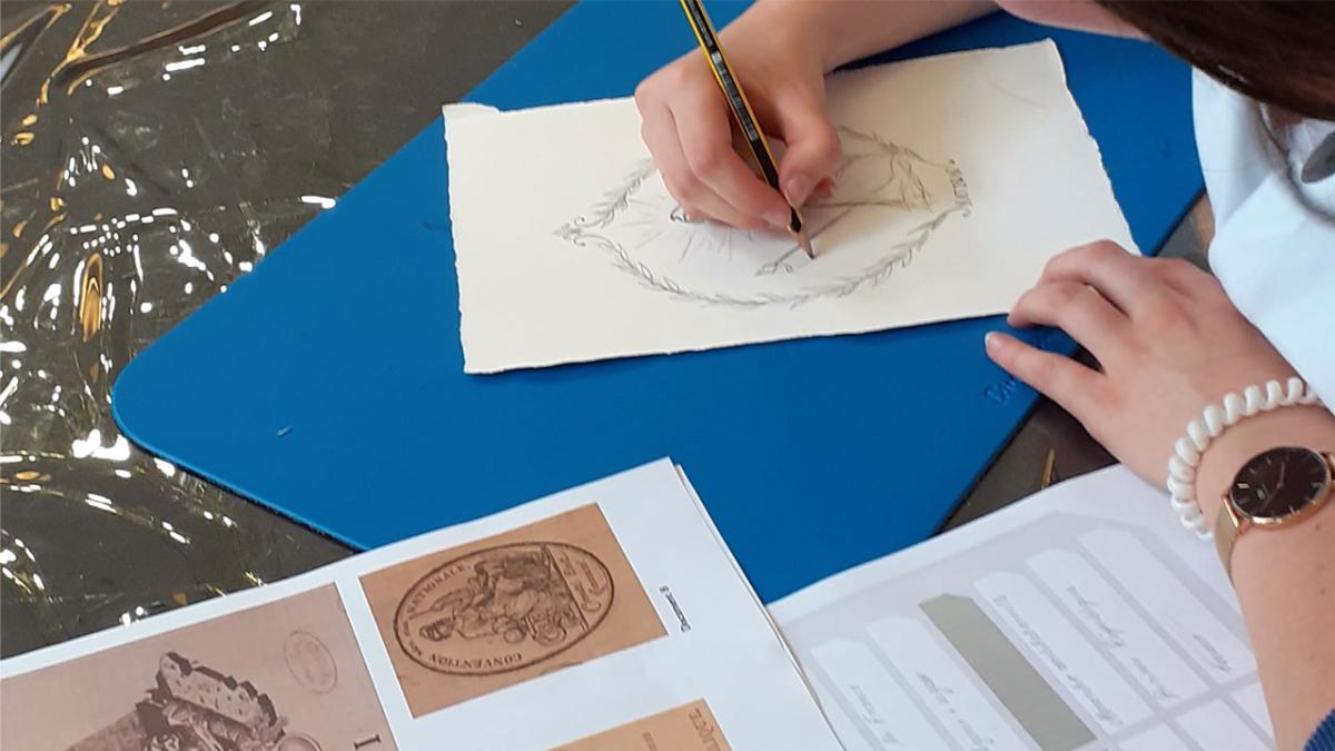  Les élèves analysent les documents, étudient la substitution progressive de la symbolique royale par une symbolique révolutionnaire, et ils appréhendent les grandes étapes de la Révolution.