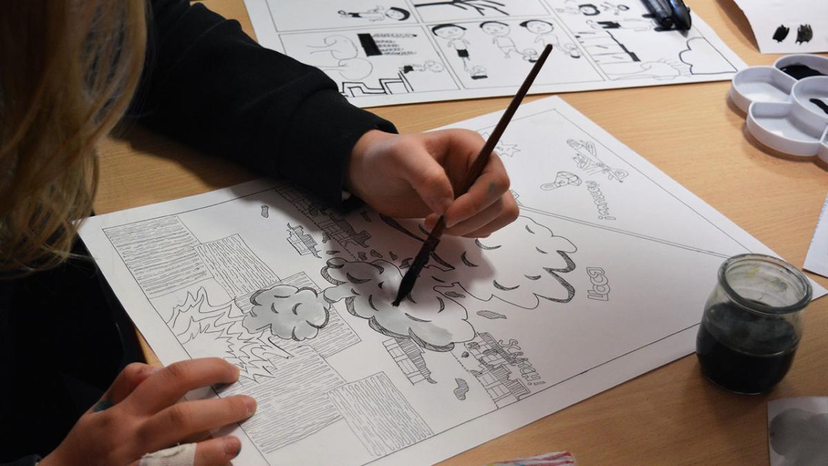 Les élèves découvrent les effets dévastateurs de cette arme nouvelle à travers les dessins des survivants, les Hibakusha. Ils sont invités ensuite à réaliser un récit dessiné, associant textes et dessins.