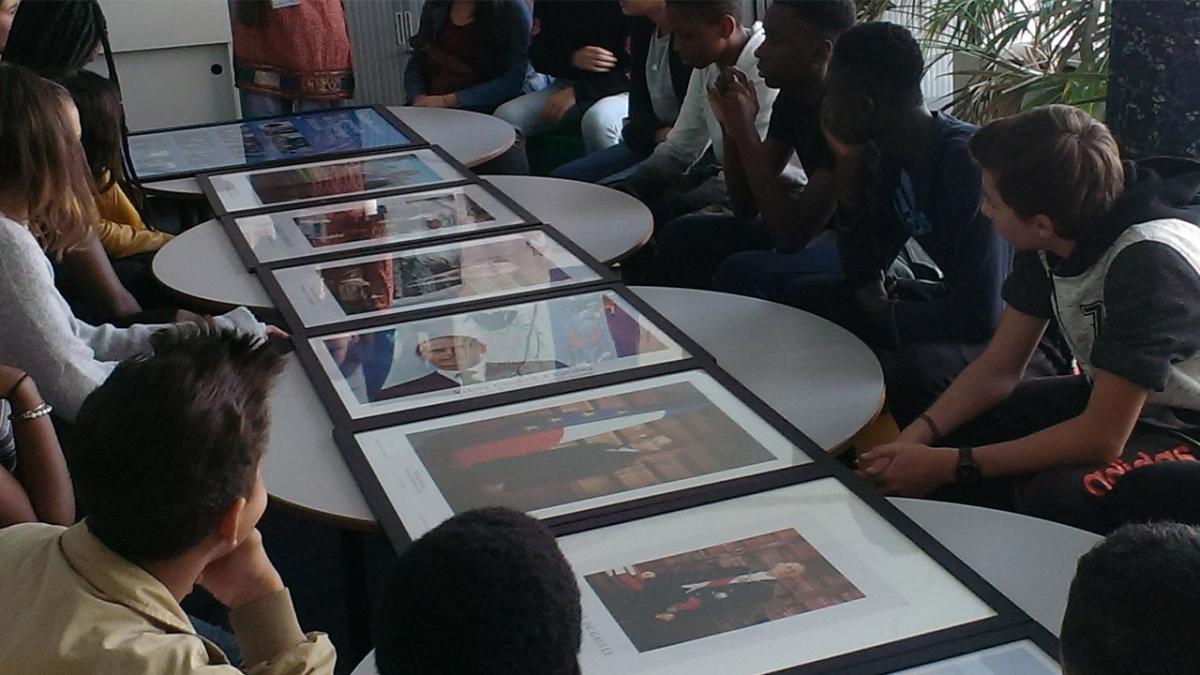  les élèves découvrent les formes, styles et usages du portrait officiel des chefs d’État. Ils s’initient à la description et à l’analyse d’image puis, appareil photo en main, réalisent leurs portraits officiels.  
