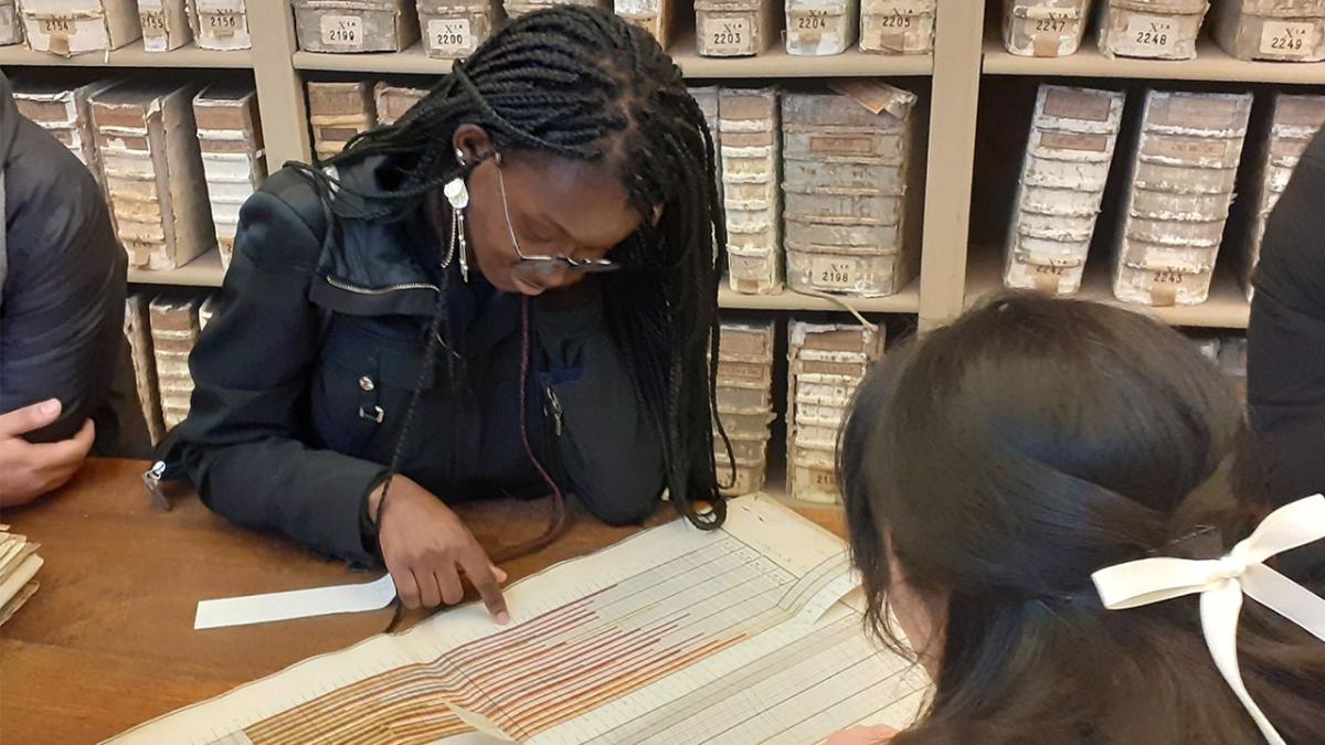 Une élève lit un document
