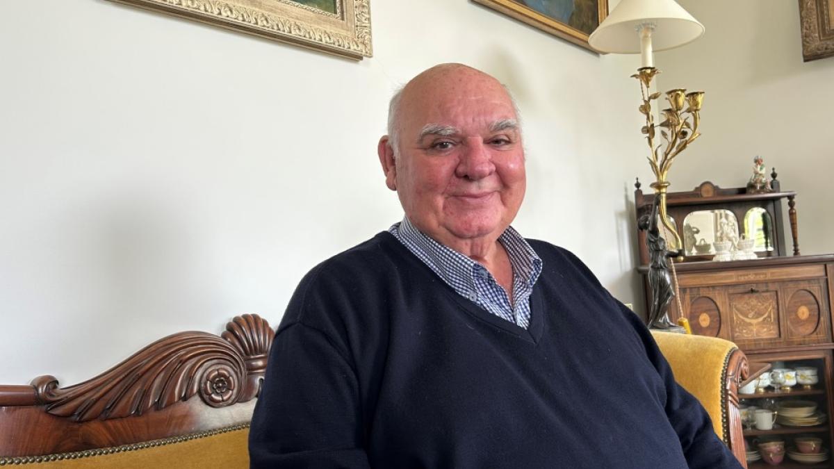 Michel Pastoureau, hsitorien, assis sur un canapé
