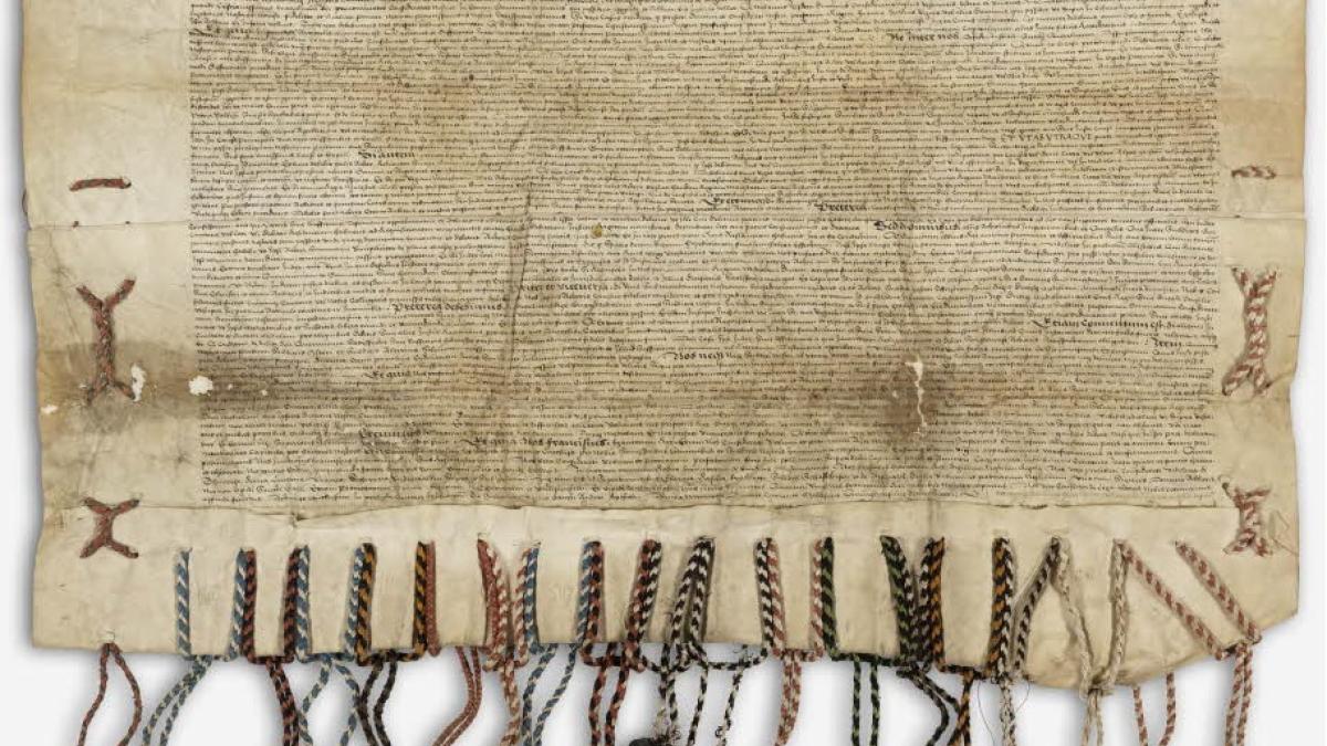 Le traité de Fribourg rédigé sur un parchemin, avec de nombreux sceaux officiels de cire attaché par des cordons en bas.