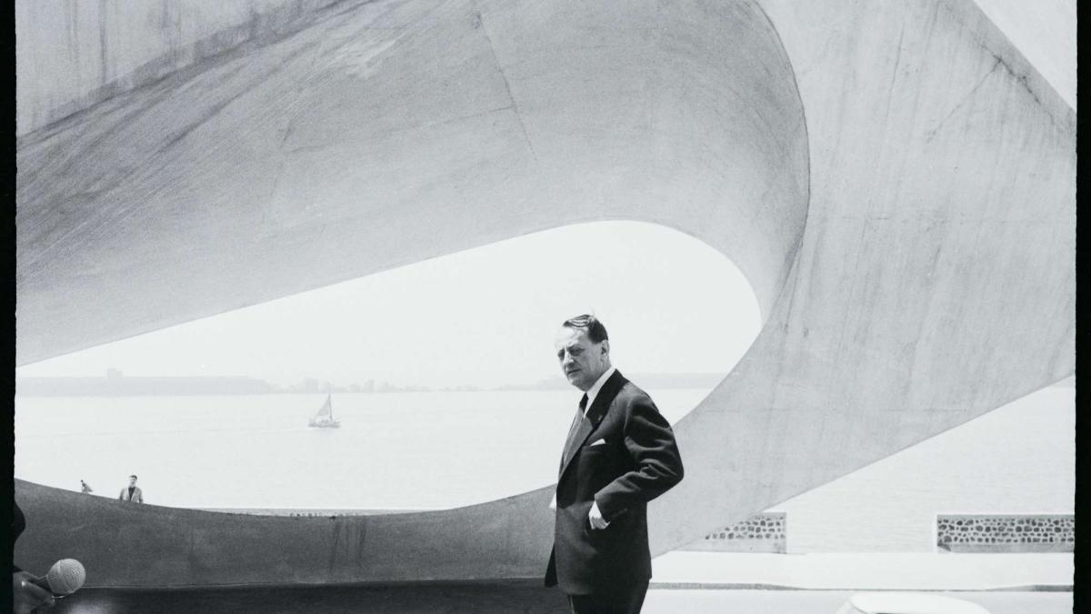 Musée maison de la Culture du Havre : sculpture de Henri Georges Adam, devant la scupture.