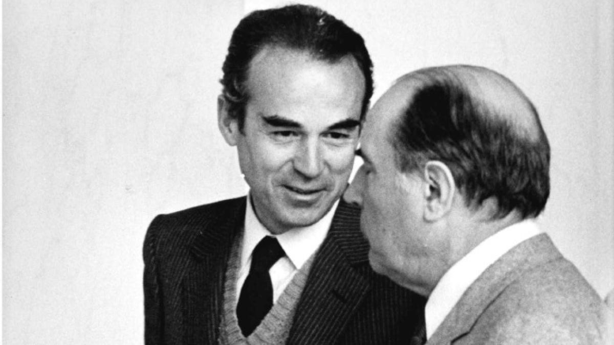 Robert Badinter et François Mitterrand à la sortie du conseil des ministres, 1er juin 1981. Archives nationales, 19950422/3. Crédits : ministère de la Justice