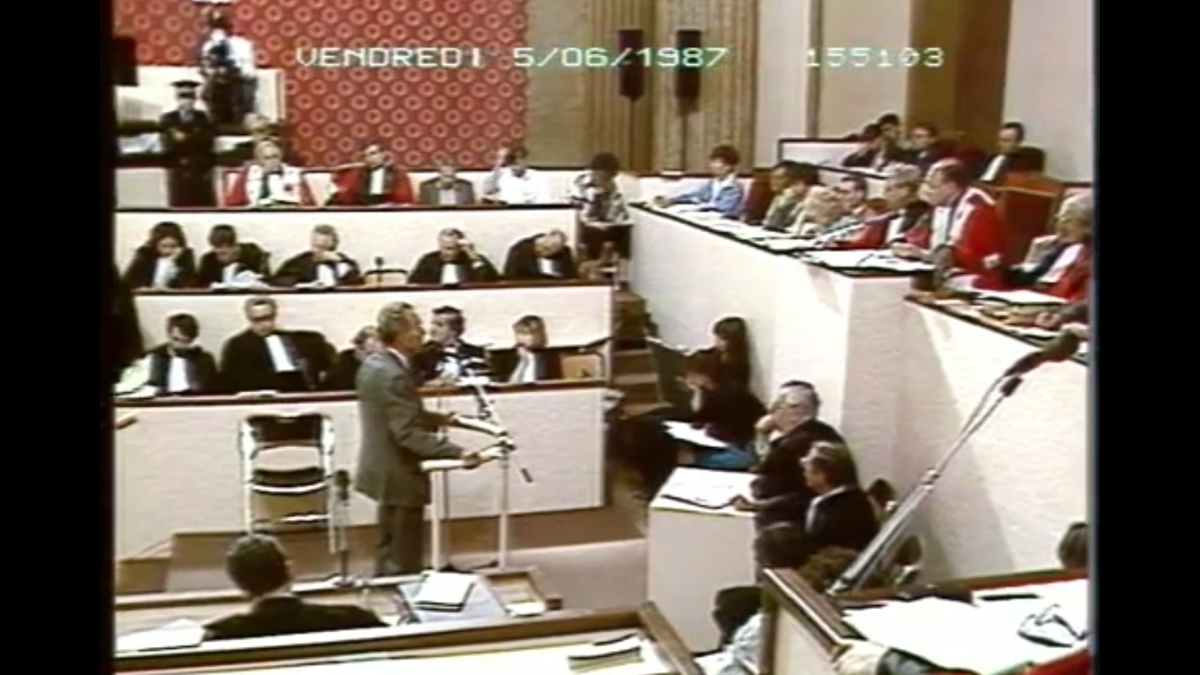 Capture d’écran du procès filmé de Klaus Barbie au titre de la loi du 11 juillet 1985, audience du 5 juin 1987. Archives nationales, 7AV.