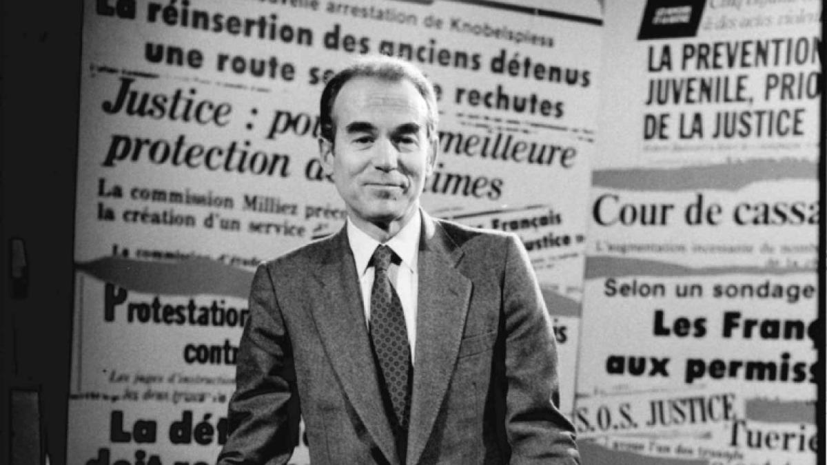 Photo de Robert Badinter dans l’émission les Dossiers de l’Ecran, sur Antenne 2, 3 avril 1984. Archives nationales, 19950422/1. Crédits : ministère de la Justice