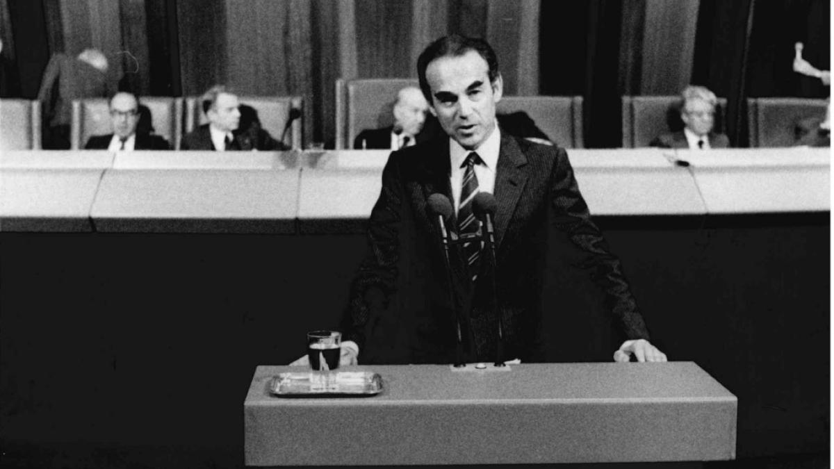 Robert Badinter intervenant au Conseil de l’Europe, le 2 octobre 1982. Archives nationales, 19950422/3. Crédits : ministère de la Justice