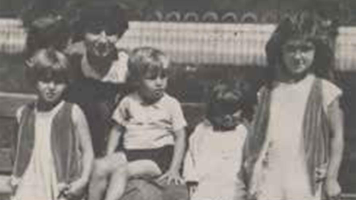 Yvonne Jacob et ses enfants Denise, Jean, Simone et Madeleine à Nice, 1930