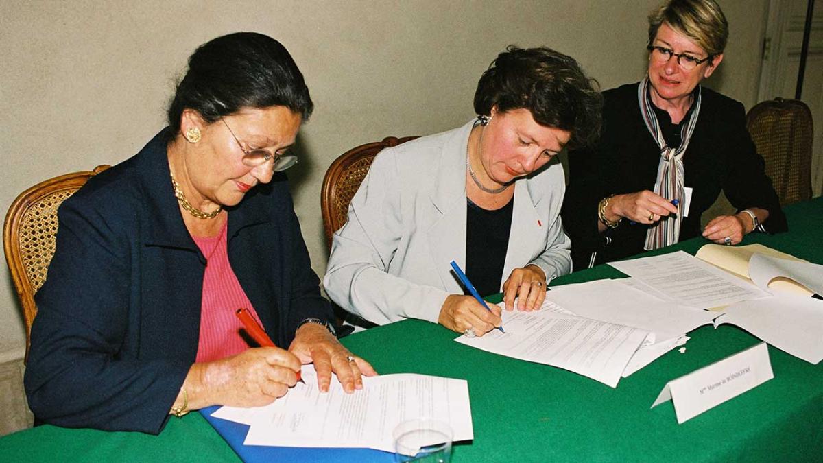 Signature de la convention avec la fondation pour la mémoire de la Shoah concernant le microfilmage des documents cotés en AJ 38, le 5 juin 2002.