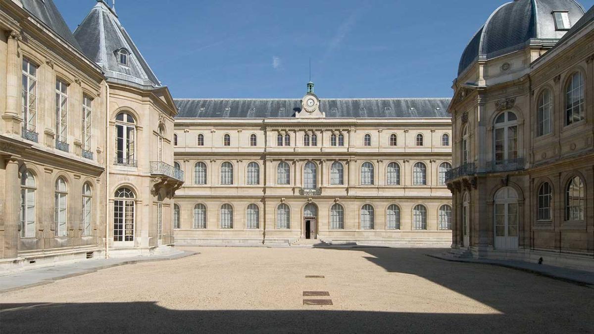 La cour des Grands Dépôts des Archives nationales.
