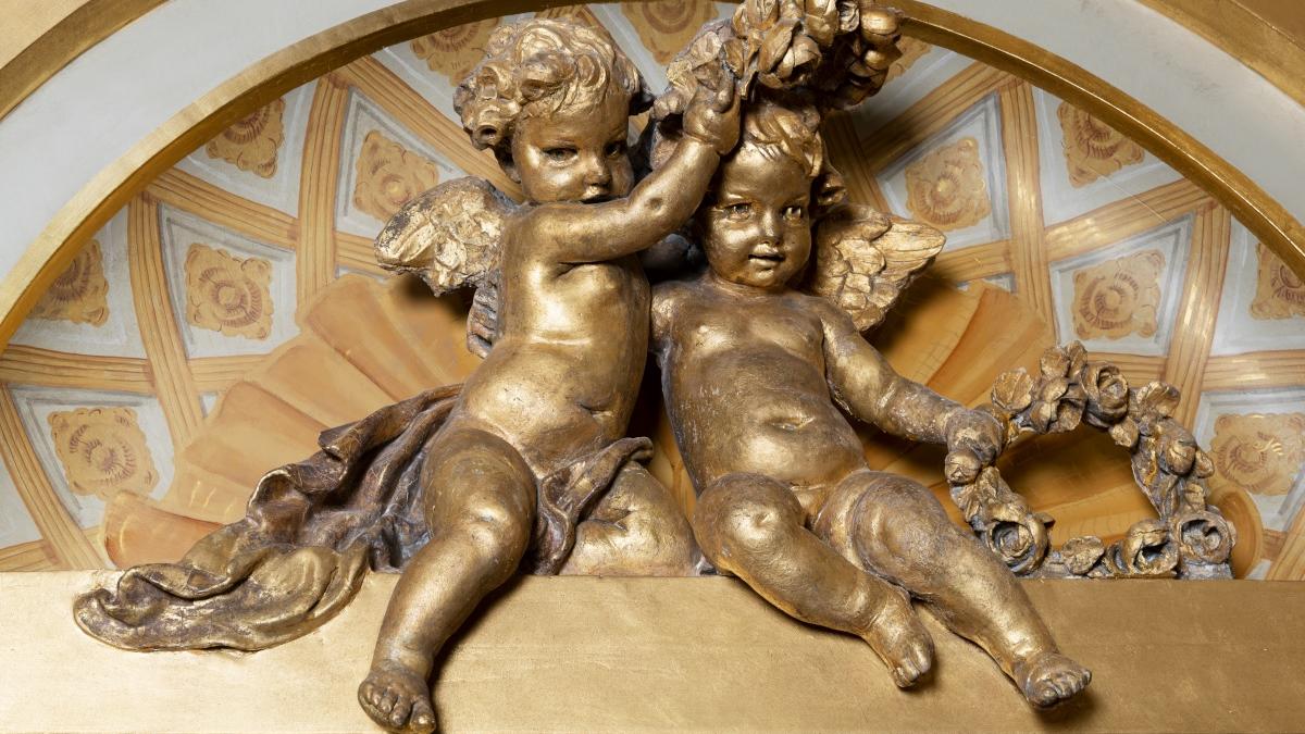 Couple de putti sculpté par Augustin Pajou pour les dessus-de-porte de la chambre de la marquise de Voyer © Nicolas Dion et Nicolas Cantin / Archives nationales de France