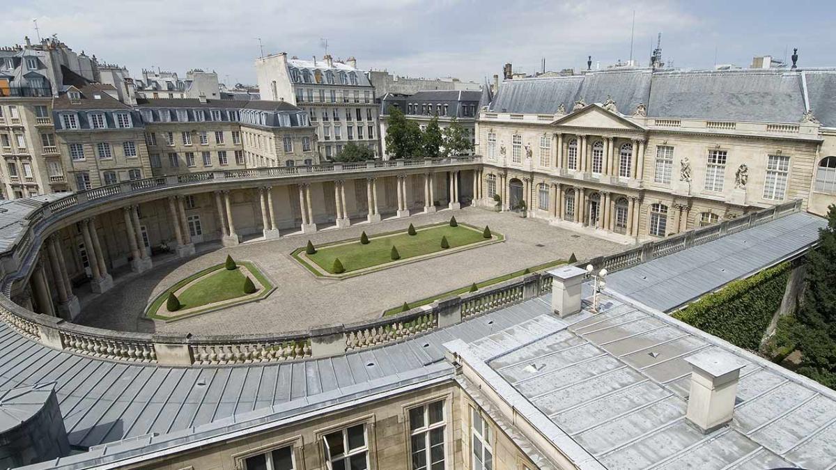 La cour d’honneur de l’hôtel de Soubise vue de l’hôtel d’Assy. 
