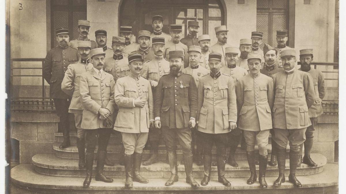 Photo en noir et blanc d'un groupe de soldats de la guerre 1914-1918. Photo en noir et blanc d'un groupe de soldats de la guerre 1914-1918.